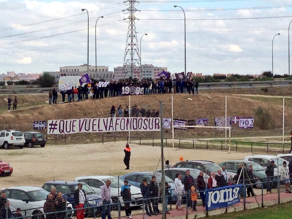 FondoSur_1980's tweet photo. Presentes en el Getafe B - Castilla #USnoSurrender #QueVuelvaFondoSur https://t.co/5zRupB4bhP