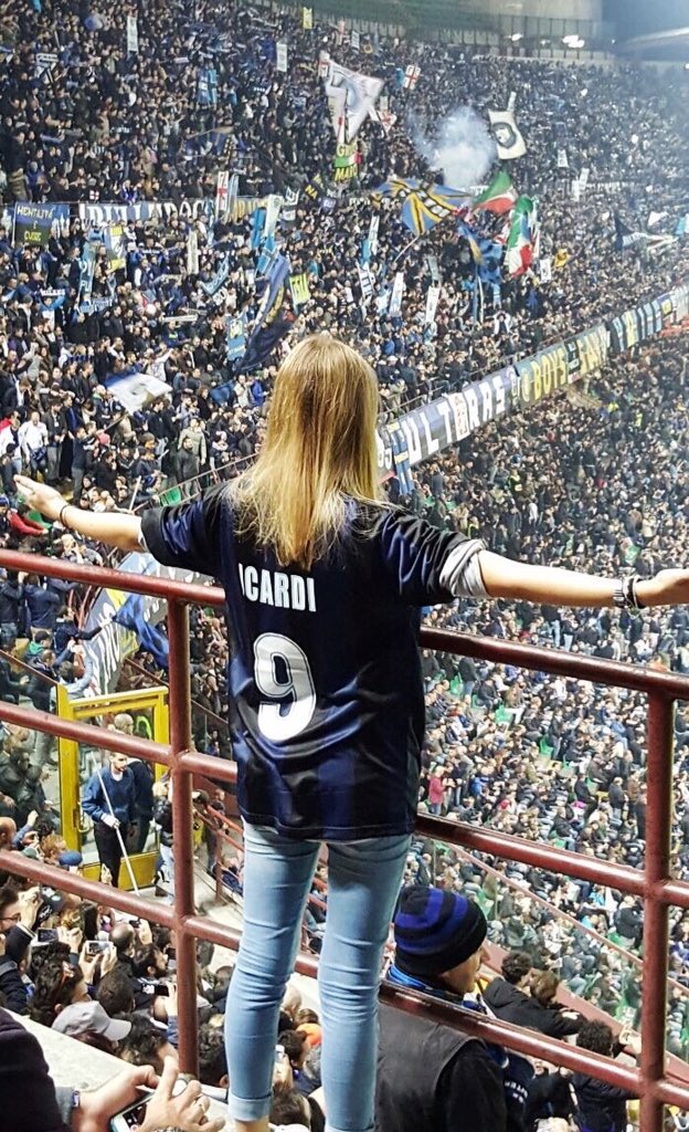 catecops's tweet photo. Niente è come esserci #amala #InterRoma #SfidaDaPaura #HappyHalloween #IlCalcioèDiChiLoAma #SerieA #ForzaInter ⚫️🔵 https://t.co/qWUUummiHx
