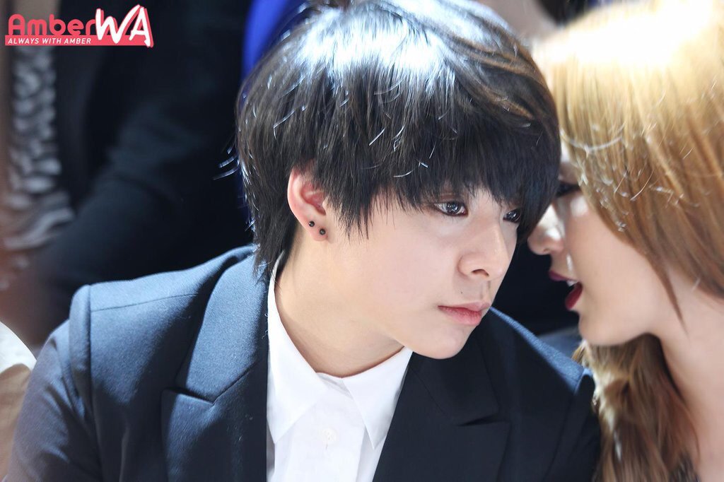 onthec_'s tweet photo. แอมเบอร์:หวัดดีเราแอมเบอร์เป็นเกิร์ลกรุ๊ป 
จองฮัน:หวัดดีเราจองฮันเป็นบอยแบนด์
แอมเบอร์:.....
จองฮัน:.....
/เงียบงัน https://t.co/sXSyjb6byS