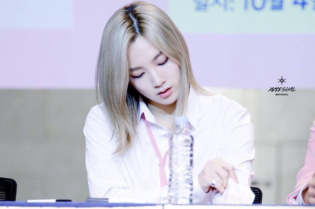 onthec_'s tweet photo. แอมเบอร์:หวัดดีเราแอมเบอร์เป็นเกิร์ลกรุ๊ป 
จองฮัน:หวัดดีเราจองฮันเป็นบอยแบนด์
แอมเบอร์:.....
จองฮัน:.....
/เงียบงัน https://t.co/sXSyjb6byS