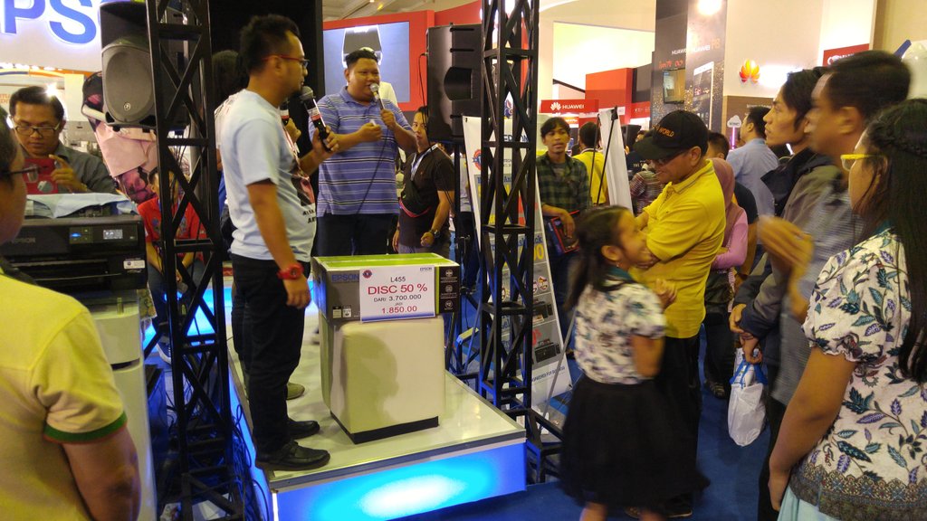 EpsonIndonesia's tweet photo. Setelah dihibur dancer, promo diskon 50% dimulai lg. @Indocomtechnet #Indocomtech2015 https://t.co/VcDySZ8lKB