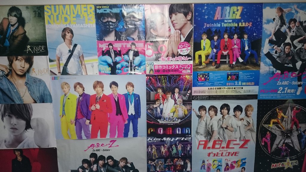 kismileft2's tweet photo. 部屋の模様替え終わったwww ポスターまだ余ったの沢山あるけどやっぱりA.B.C-zとキスマイと山p以外は貼れないな✨A.B.C-Zのポスターまだ沢山欲しい…(T-T)誰かNEWSとテゴマス沢山あるんで交換して！(;゜0゜)💦 https://t.co/umWiABHzt7
