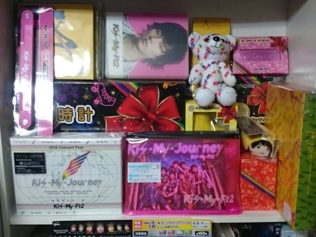 kismileft2's tweet photo. 部屋の模様替え終わったwww ポスターまだ余ったの沢山あるけどやっぱりA.B.C-zとキスマイと山p以外は貼れないな✨A.B.C-Zのポスターまだ沢山欲しい…(T-T)誰かNEWSとテゴマス沢山あるんで交換して！(;゜0゜)💦 https://t.co/umWiABHzt7