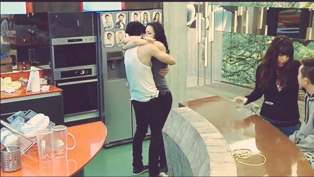 _pauvi's tweet photo. Abrazo de hermanos 🚣🚣🚣🚣 #GHDirecto https://t.co/lX5AaLN4q8
