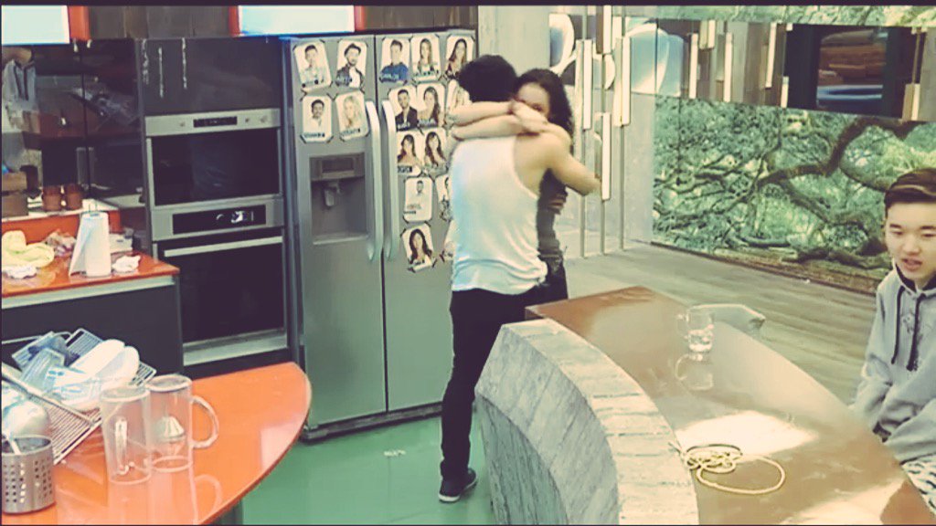 _pauvi's tweet photo. Abrazo de hermanos 🚣🚣🚣🚣 #GHDirecto https://t.co/lX5AaLN4q8