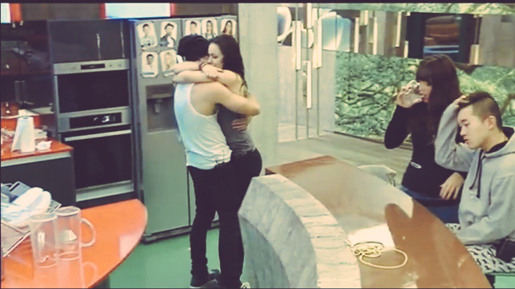 _pauvi's tweet photo. Abrazo de hermanos 🚣🚣🚣🚣 #GHDirecto https://t.co/lX5AaLN4q8