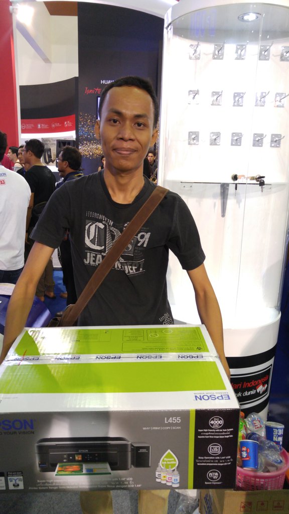 EpsonIndonesia's tweet photo. Mas Aprianto akhirnya yg mendapatkan promo diskon 50% pembelian Epson L455. Selamat, sob! #Indocomtech2015 https://t.co/Coobh45op1
