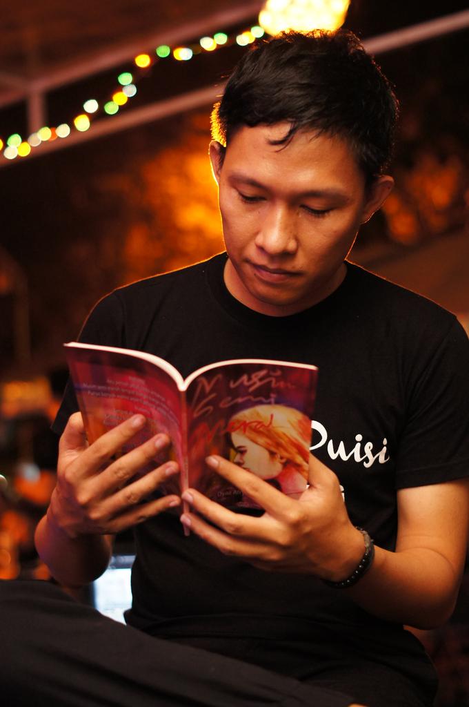 dyazafryan's tweet photo. Penulis novel best seller #flipflop aja udah baca #MusimSemiMerah , harusnya kalian juga dong.. Hehe... @ridoarbain https://t.co/yL3pOxJWL1