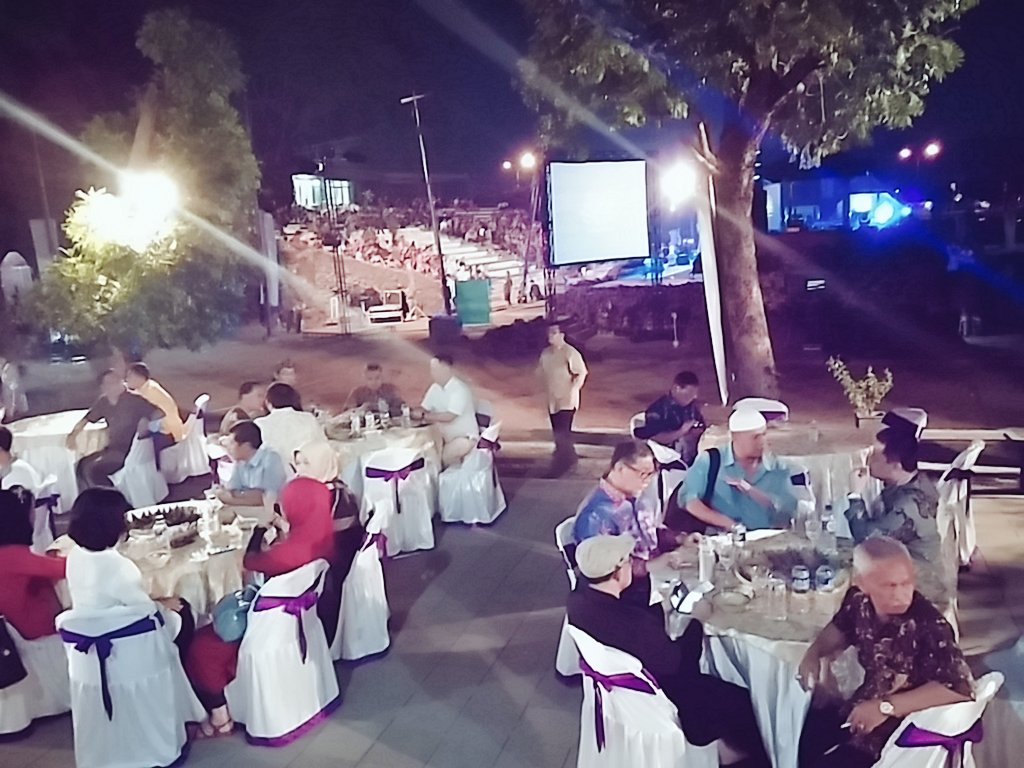 Wagub Jabar <a href="/Deddy_Mizwar_/">Deddy Mizwar</a> hadir dlm Gala Dinner Penutupan #Gotrasawala2015  di Goa Sunyaragi-Cirebon.