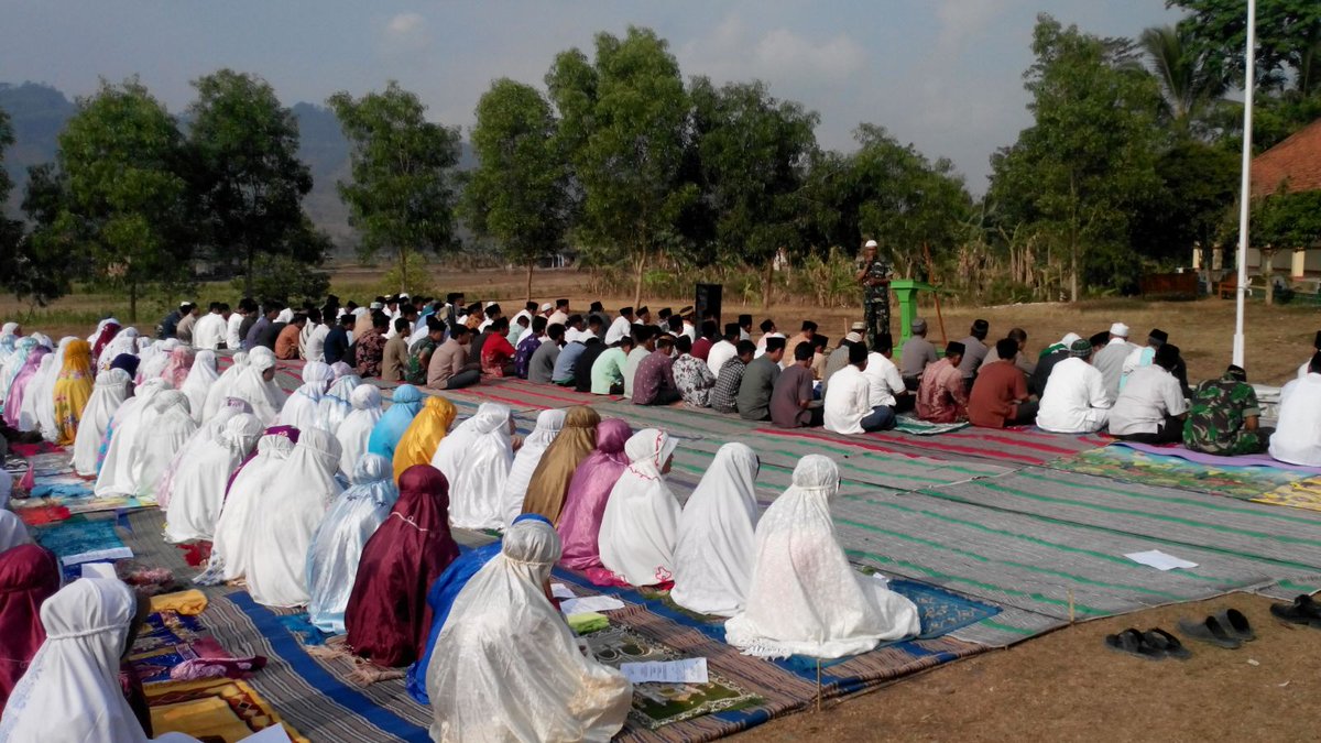 Koramil 07/Krg Shalat istisqo di Lap SMA N Karangsambung