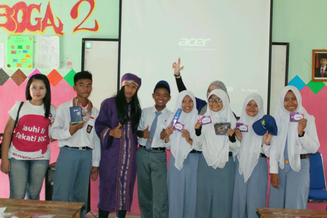 osis_smkn1jts's tweet photo. Perwakilan dari anggota osis SMKN 1 Jatisari Karawang yg mengikuti kuis game dari AXIS^^ #IritItuAXIS https://t.co/dcQQlEYfPH