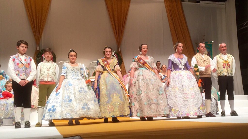 AlqueriaNova's tweet image. Visitant nostres amics de @FallaROIS Enhorabona a tota la comissió i en especial a les seues reines #Falles2016