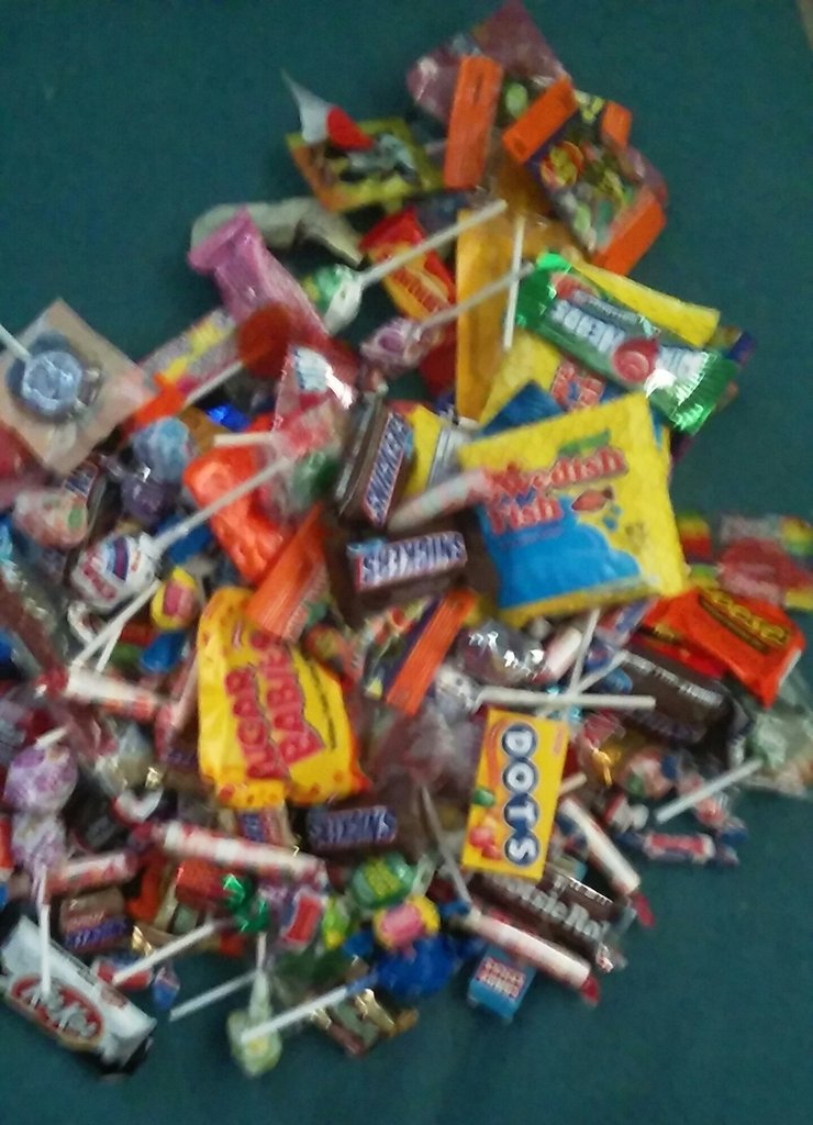 638_2567's tweet photo. Todos los dulces que me dieron ayer en Halloween 🎃🎃🎃🎃👻👻👻👻👻👻🔮🔮🔮🔮🔮🔮🔮🔮🔮 https://t.co/1tl1MHasQu
