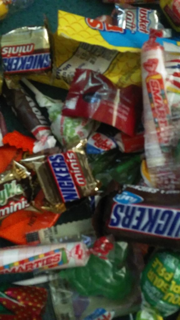 638_2567's tweet photo. Todos los dulces que me dieron ayer en Halloween 🎃🎃🎃🎃👻👻👻👻👻👻🔮🔮🔮🔮🔮🔮🔮🔮🔮 https://t.co/1tl1MHasQu