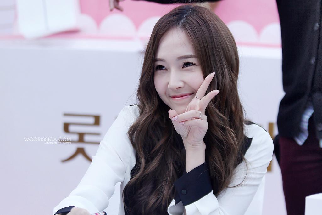 soojungforehead's tweet photo. 2 years ago

131101

I miss your coolness,cuteness,your voice and everything about you,Jessica Jung. https://t.co/tWn2EUuqYr