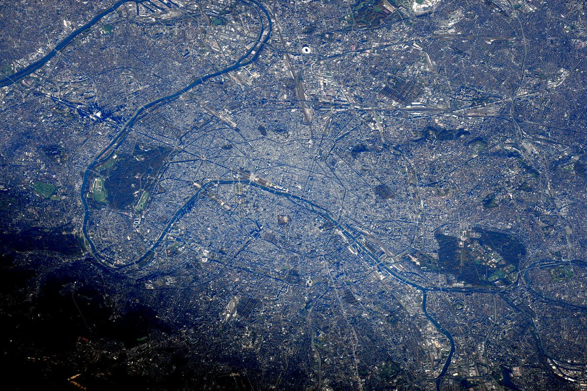 StationCDRKelly's tweet photo. #Paris as it appeared this morning from @Space_Station. #COP21 @UN #YearInSpace https://t.co/SXjEoOSXrN