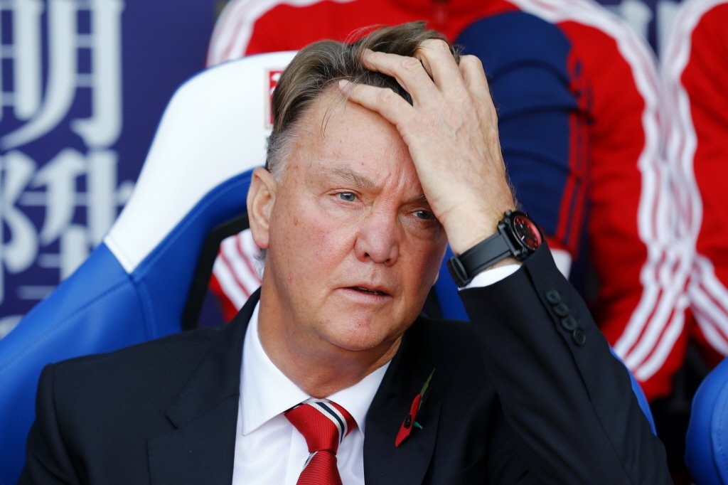 telegraaf's tweet photo. Van Gaal snakt naar zege met United, maar: 'Ik wanhoop niet' https://t.co/cS5c5v6Fte #Munmos https://t.co/oDPXpNN3ph