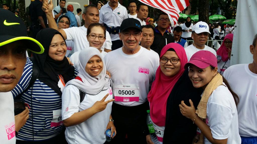 tunteja11's tweet photo. We did it 4km 2day wit @HishammuddinH2O Tx invite :)  #MalaysiansUnitedRun #institutonnjaafar #pu3umnopju #semutapi https://t.co/KUnkrzxBme