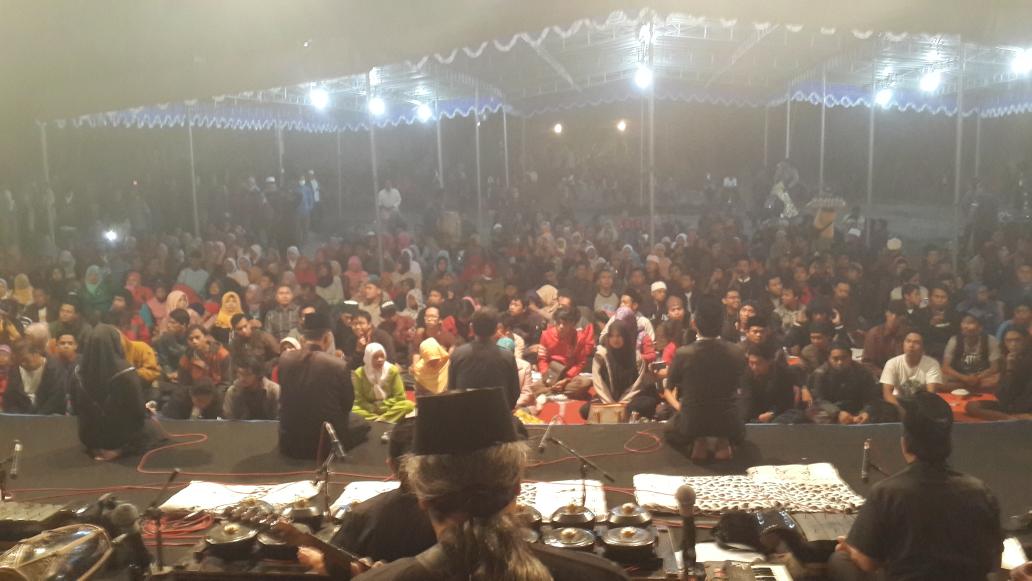 jalanbhakti's tweet photo. 20.10 | Kiai Kanjeng memulai acara malam ini di Petung, Cangkringan https://t.co/QnWGkMGNrM