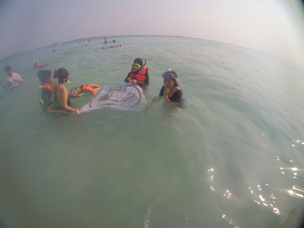 MCSCI_LADIES's tweet photo. Ini ala ala ladies yg lg snorkling bentangin bendera MCSCI Ladies! Beautiful days 🎉🎉 #LADIESV3RSARY @INA_Citizens https://t.co/Gzs72Gs0yV