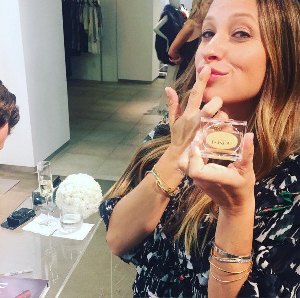 JAlbaFrance's tweet photo. #INSTAGRAM : "Love this @honest_beauty @jenmeyerjewelry w her #honestbeauty ✨#magicbalm #BAZAARmodels [...]" https://t.co/xXx3x5gj2v