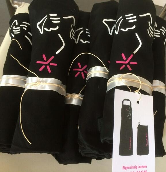 Nieuw: Eigenzinnig Lochem keukenschort. Die wil je hebben!
Vanaf morgen te koop <a href="/VVVlochem/">VVVlochem</a>. #koken is een feestje.