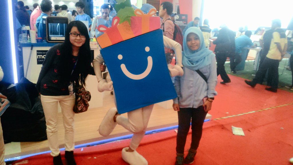 bliblidotcom's tweet photo. Walaupun udh mlm tetap ceria foto bareng Bag of Happiness Blibli! :D #Indocomtech2015 https://t.co/aW3aSbP8d5
