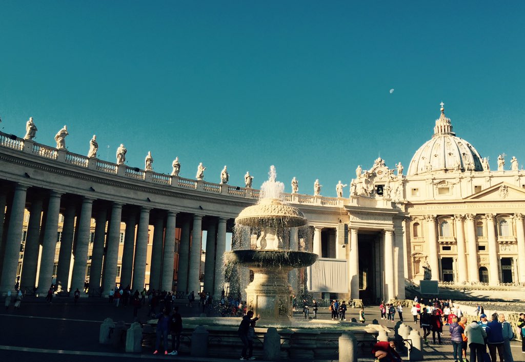 BlogViaggiatore's tweet photo. Cose che capitano solo quando corri a #Roma. @runlovers @Radiorun_it @run530official @runnersitaliani #CorsadeiSanti https://t.co/s72GvcKrSn