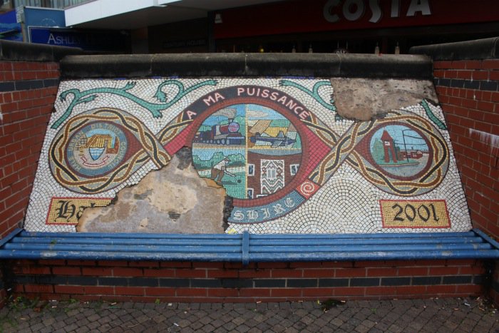 Haleartisanmkt's tweet image. Seat outside Costa Hale in a bad state needs refurb,"make it safe".@HaleAltyLife @AllAboardHale15 @Our_Hale