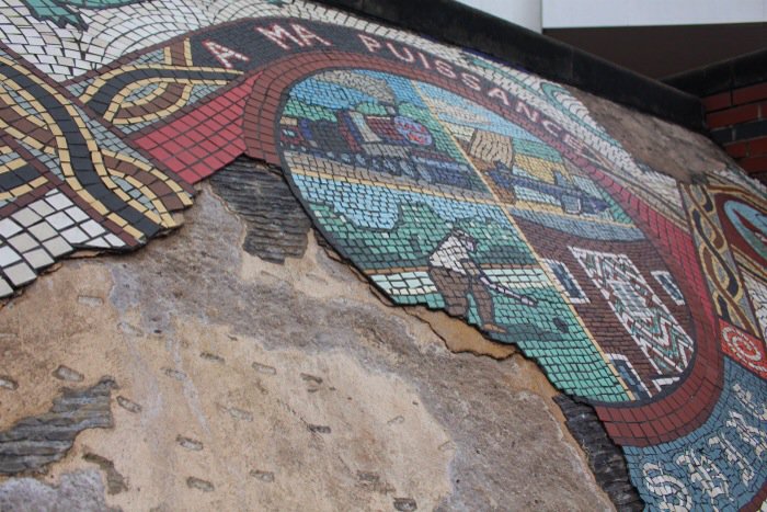 Haleartisanmkt's tweet image. Seat outside Costa Hale in a bad state needs refurb,"make it safe".@HaleAltyLife @AllAboardHale15 @Our_Hale