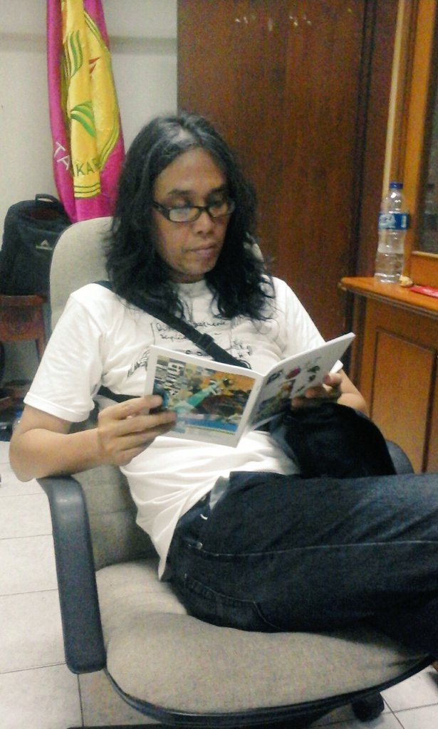 Bagi yang belum baca buletin Stomata edisi ke-9 seperti mas <a href="/agus_noor/">Agus Noor</a>, sila cek timeline <a href="/stomata_/">Stomata Rawamangun</a>. Salam literasi!