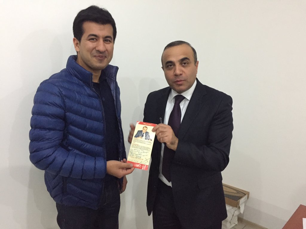 ayubsumbal's tweet photo. A voter &amp; supporter of @AzayGuliyev is presenting hm his ten year old pamphlet on his victory #voteaz15 #AZvote2015 https://t.co/SVqPKzelvt