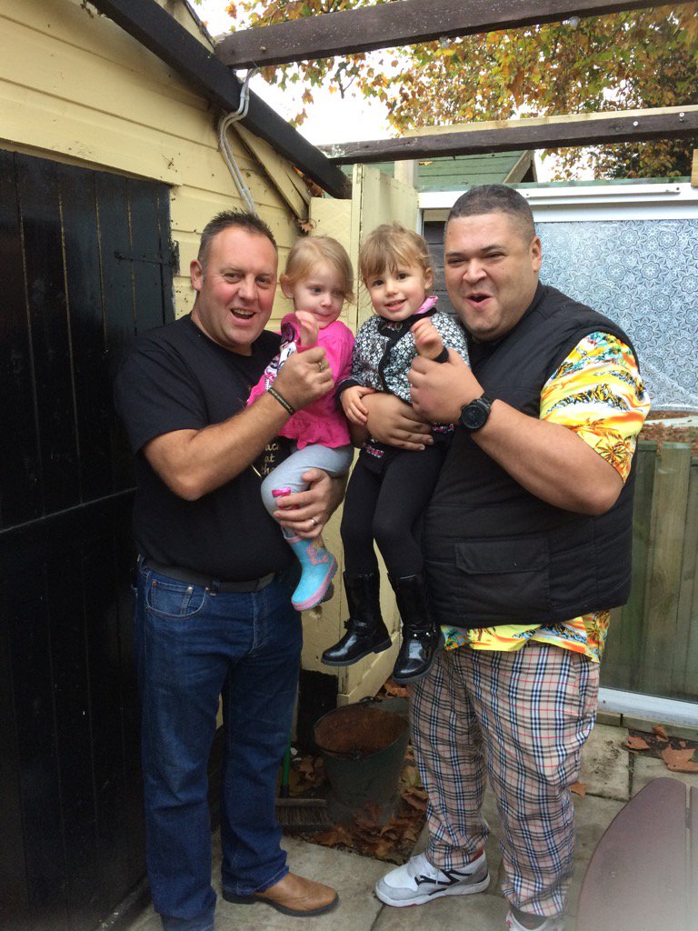 EmsLouSmith's tweet photo. @StorageHunterss @barryelford @barryanddarren @HeavyHeavyd @LindaTVDealer @maddox_natalie youngest little fans https://t.co/8fGJyTHM1F