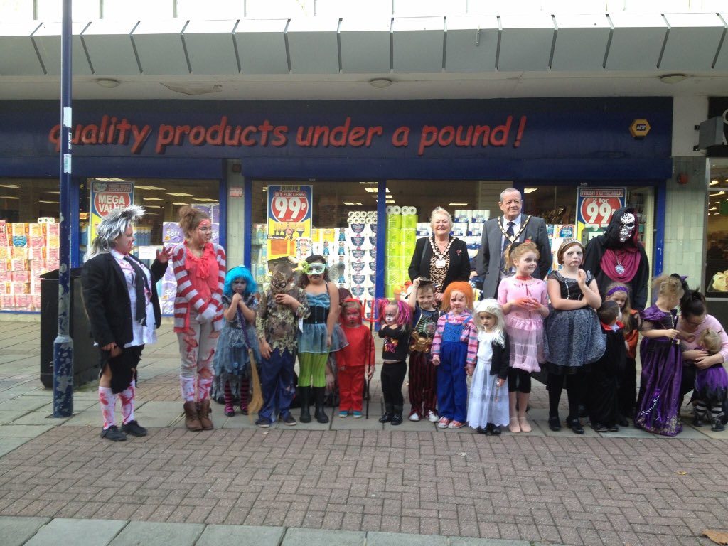 Yay for yesterdays #fancydress contest winners, with 1st place winners Madelyn &amp; Carla as Chucky &amp; bride! #LeighPark