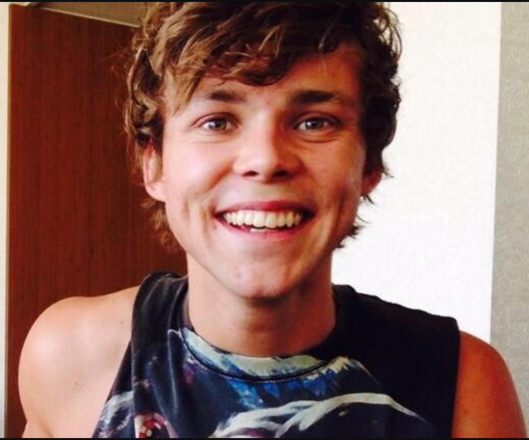_xMichelleW_'s tweet photo. We need to get this trending, @Ashton5SOS needs to know we ❤ him! #weloveyouash #WeLoveAshton https://t.co/nKPjTBrZ3M