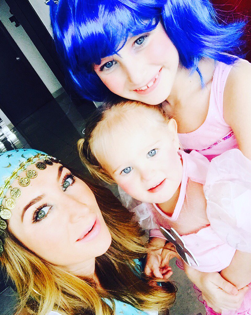 ElissaSBB's tweet photo. Ayer nos divertimos tanto disfrazándonos... Mami,Miranda y yo!!!!!😈❤️💀 https://t.co/zydi77Hhhh