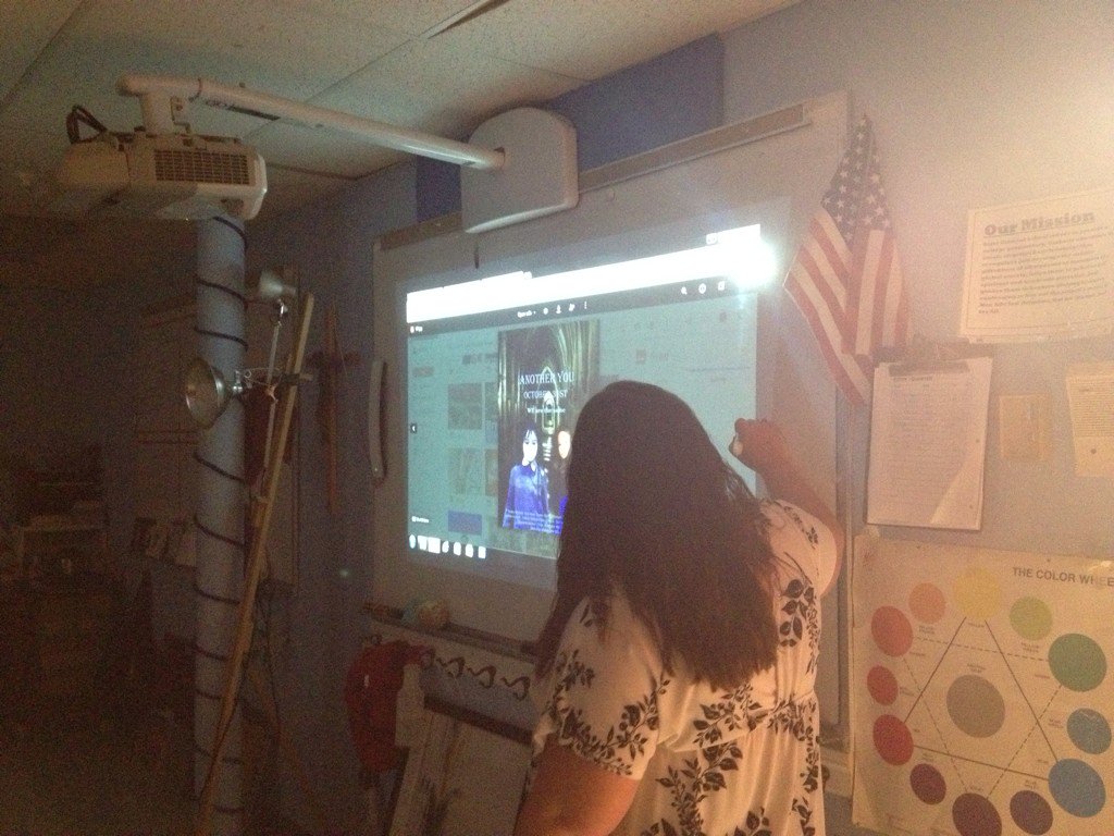 SCSAnchors's tweet photo. Art teacher, Mrs. Gately, shows student work to visitors #SCSOpenHouse https://t.co/ZF9M6jnsZF