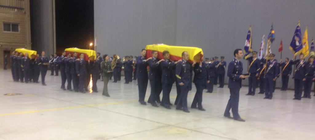 EjercitoAire's tweet photo. Comienza en #BaseAereaGando funeral por los tres compañeros fallecidos en accidente helicóptero del#802Escuadron https://t.co/ckLseX8mqO