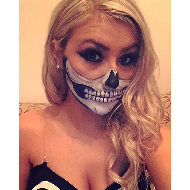 MakeOverShare's tweet photo. #SelfieSunday #Repost @lgor_xo Halloween half skull makeup I did for the lovely #makeovershare #makeupfanatic https://t.co/qdP4NrYJPT