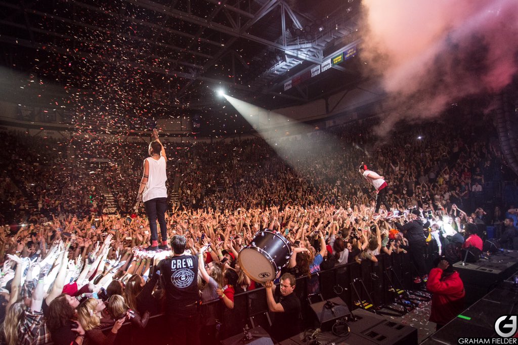 twentyonepilots's tweet photo. | stløuis. halloween. 10312015 | [photos: @grahamfielder] https://t.co/rVI2wxvbEX