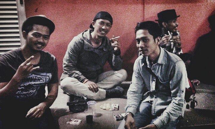 Sebelum kongser wajib ngopi dulu judulnya kopi hitam garis keras..yeaaaahhh