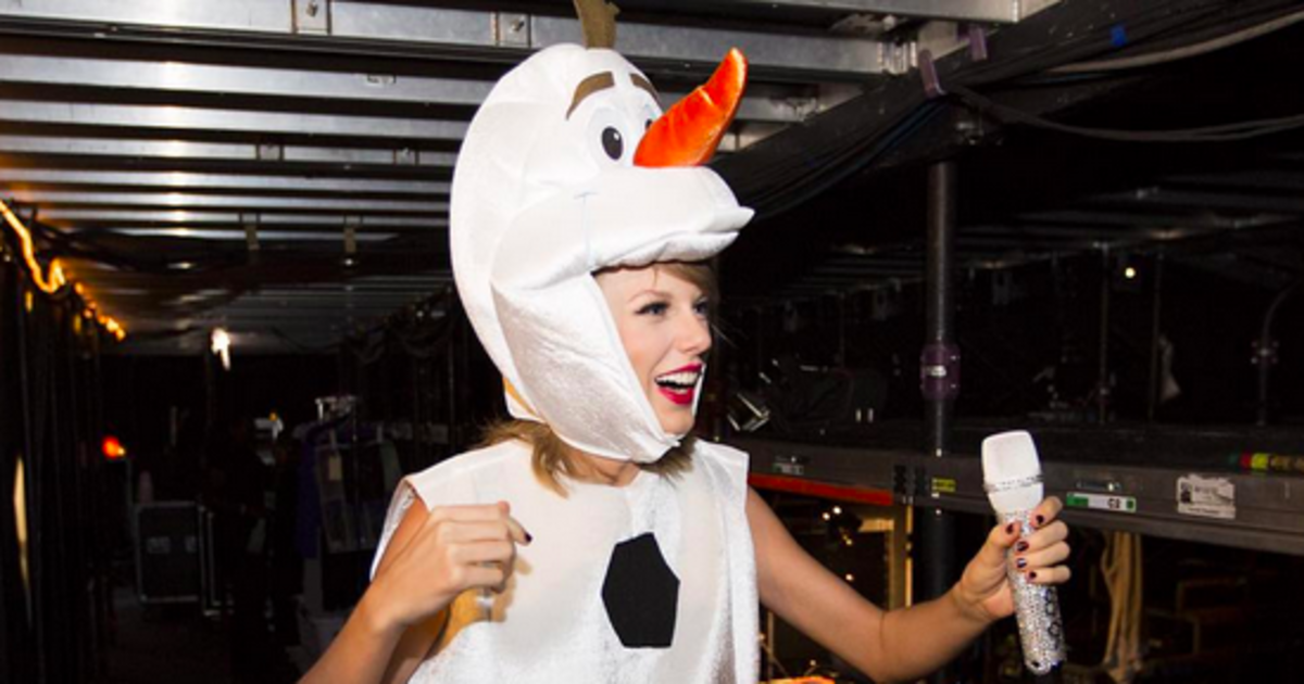 HuffPost's tweet photo. Taylor Swift and Idina Menzel performed "Let It Go" dressed In "Frozen" costumes https://t.co/RqNA7O3hZS https://t.co/7n81tg06LM