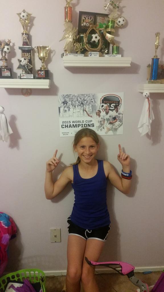 LMcCauley99's tweet photo. @CarliLloyd 
My daughter's "life has been made". Signed by you personally. Thanks for being such a great role model! https://t.co/u09ZhdU5rx