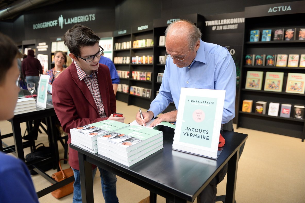 OeiJacques's tweet photo. Signeren voor de man die op de première van #FCDK2 in een Boma-kostuum opdaagde #BKB15 #DeManmetdePet https://t.co/piWv1kzulp