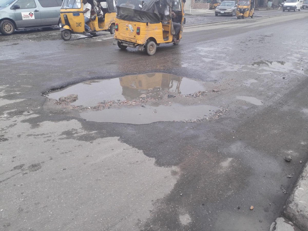 Urenwoke's tweet photo. @AkinwunmiAmbode @IFM923 Some Pictures of the road (Pt1) https://t.co/vDypJHRDWq