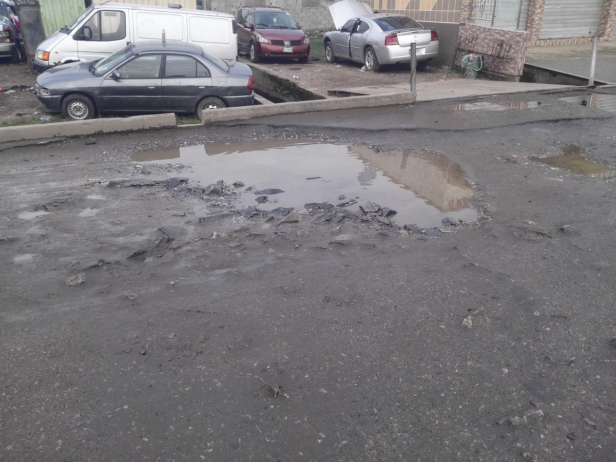 Urenwoke's tweet photo. @AkinwunmiAmbode @IFM923 Some Pictures of the road (Pt1) https://t.co/vDypJHRDWq