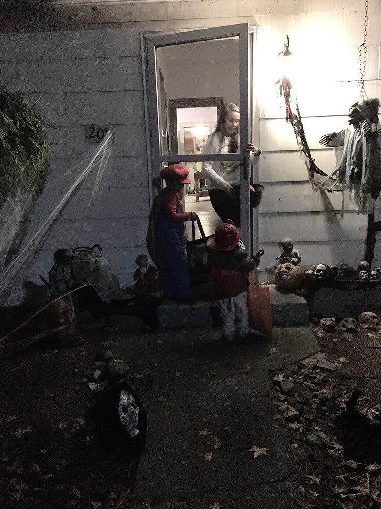 CMerideth's tweet photo. Trick or Treat! Cutest kids in town 😍❤️ https://t.co/tFNRCB4viB