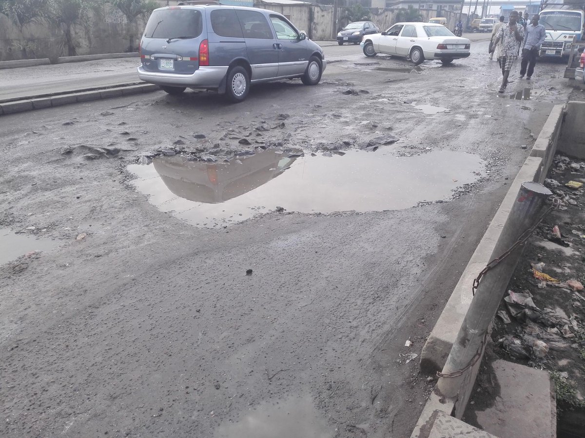Urenwoke's tweet photo. @AkinwunmiAmbode @IFM923 Some Pictures of the road (Pt1) https://t.co/vDypJHRDWq