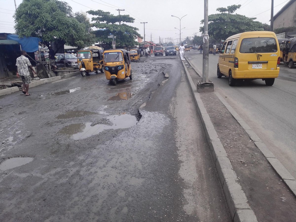 Urenwoke's tweet photo. @AkinwunmiAmbode @IFM923 Some Pictures of the road (Pt2) https://t.co/5A2EWNAEFN