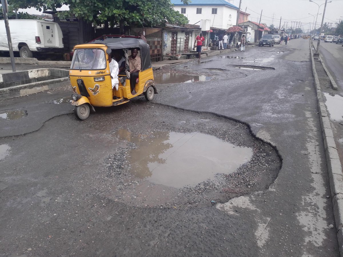 Urenwoke's tweet photo. @AkinwunmiAmbode @IFM923 Some Pictures of the road (Pt2) https://t.co/5A2EWNAEFN
